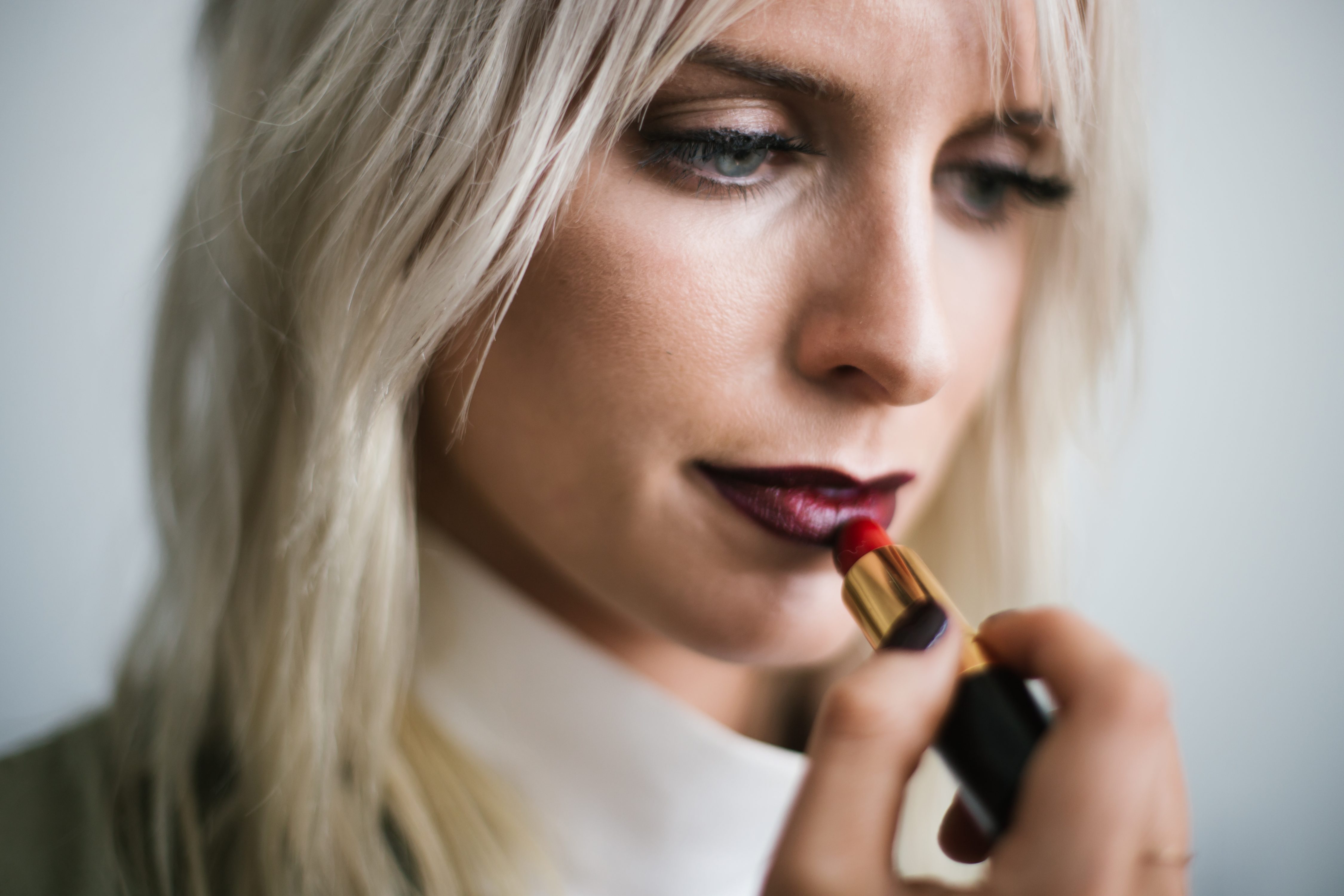 Ombre Bitten Lip oxblood burgundy dark lips platinum blonde beauty how-to tutorial fall autumn 2016 // Charleston Fashion Blogger Dannon Almost Happening