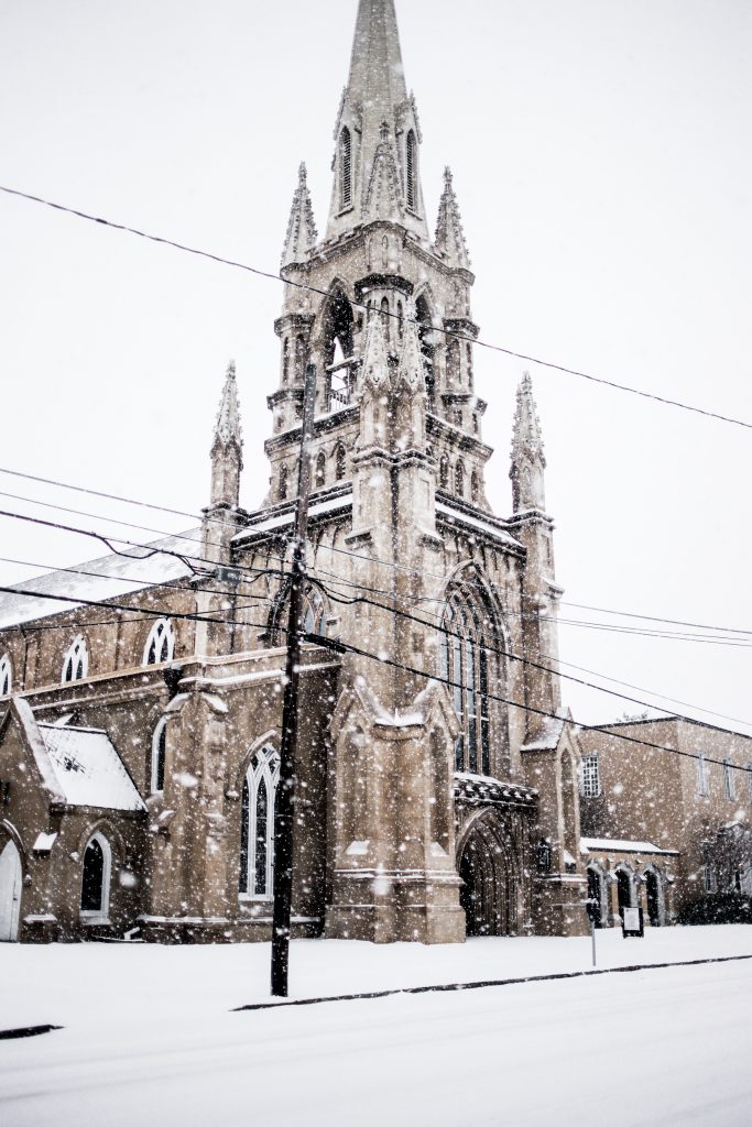 Snow in Charleston SC king street January 4th 2018 white skinny jeans gray wool long coat forever 21 black ankle boots beanie gray knit sweater turtleneck Charleston Fashion Blogger Dannon Almost Happening